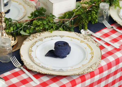 Charming Picnic Table Setting Using Chargers, Plates, Napkins, Cutlery, And Favor Jars 