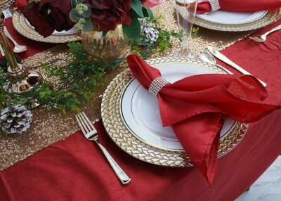 Christmas Table Décor With Tablecloth, Runner, Chargers, Napkins, Cutlery, Pinecones, & Leaf Garland