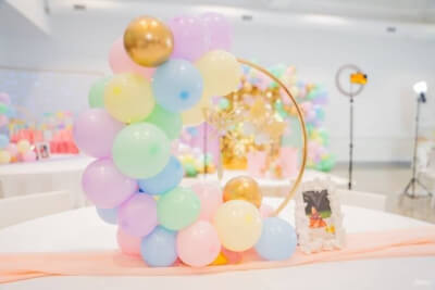 Gorgeous Table Centerpiece Arrangement Using Tablecloth, Runner, Balloons, & Metal Hoop Stand