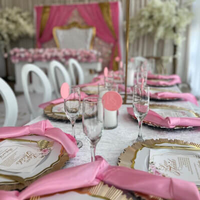 Mesmerizing Table Décor Using Tablecloth, Chargers, Napkins, Cutlery, Candles, Vases, & Flowers
