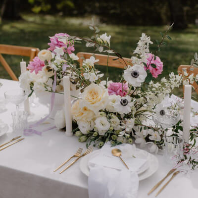 Stunning Table Décor Using Tablecloth, Flowers, Candles, Chargers, Plates, Cutlery, & Napkins